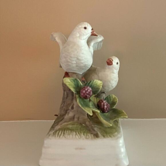 Vintage Gorham Porcelain White Doves Music Box "Love Story" - Picture 2 of 6